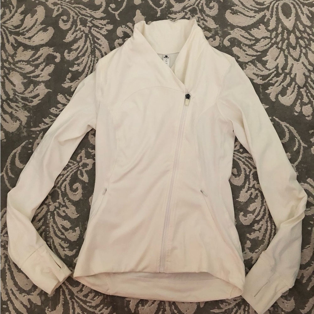 White zip up jacket🤍